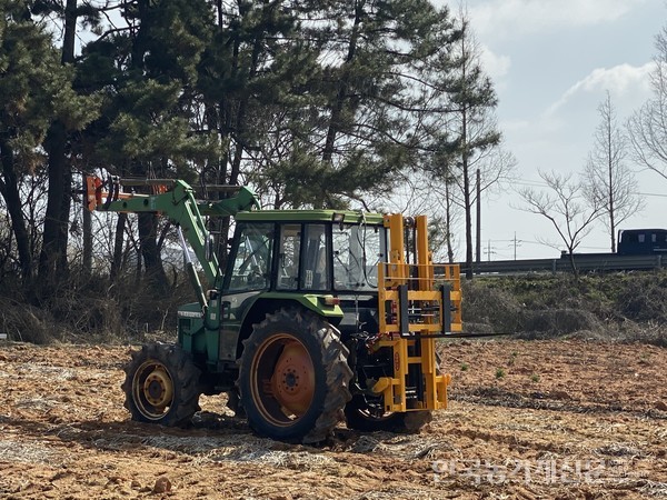 이미 김창곤 대표는 지난 ‘2019 김제 농업기계박람회’에서 ‘트랙터 부착용 운반 적재기’를 선보여 농민들에게 신선한 충격을 가져다 주었다.